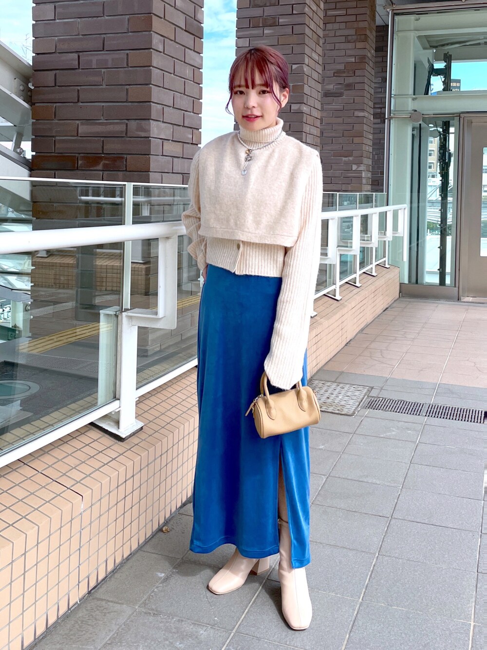 「w closet、ダブルクローゼット、大人カジュアル、きれいめカジュアル、ニット、ベスト、セットアイテム、レイヤードスタイル、ベロアスカート、タイトスカート、カラーコーデ、秋服準備はじめました、秋コーデ、ショート丈トップス、骨格ストレート」｜「w closetの7Gタートル付きカーディガン（ニット/セーター、ホワイト系）」を使った、Shiho Moriokaさん（レディース・157cm）の秋コーディネートの1枚目の写真