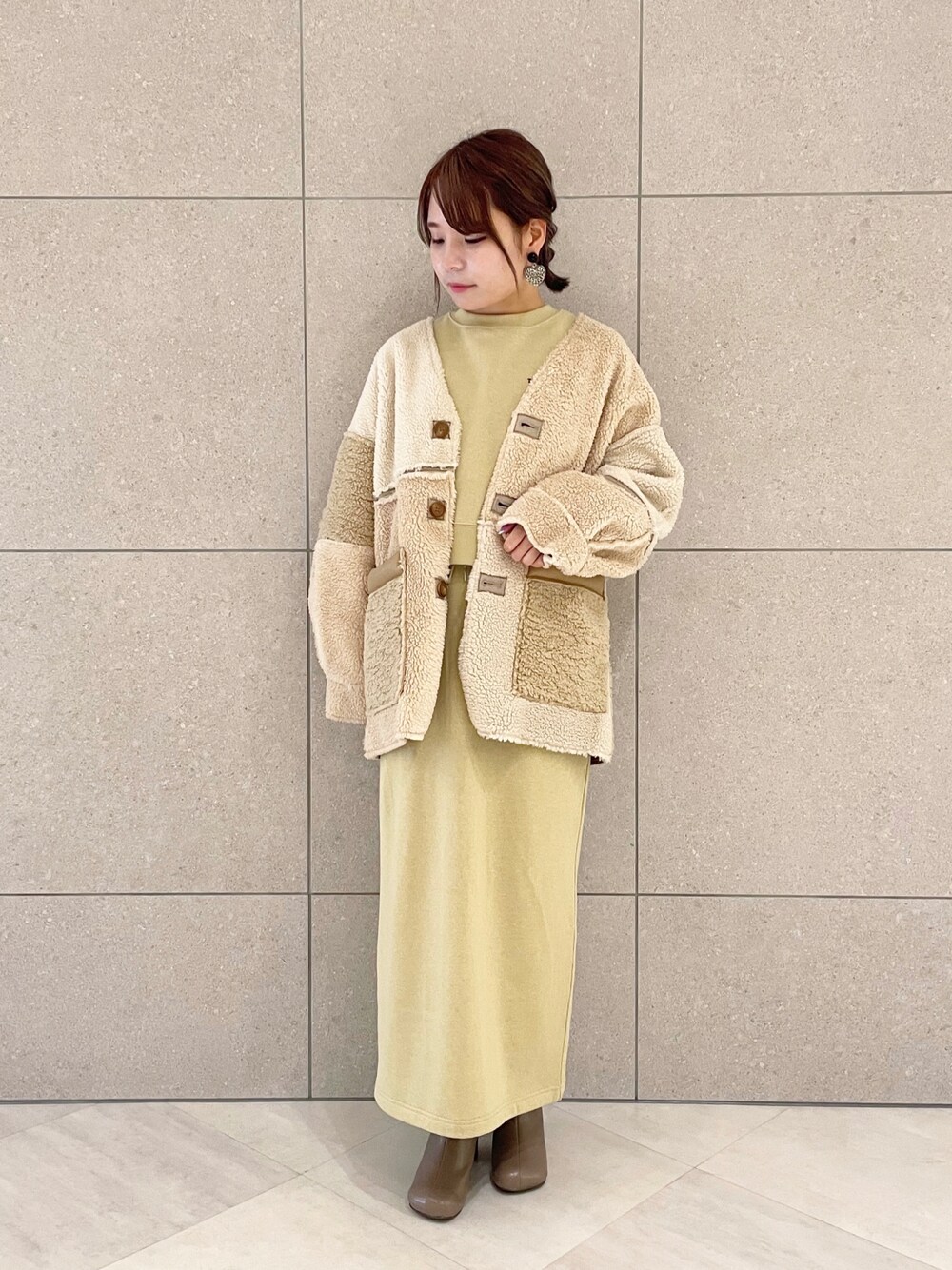 「wcloset、ダブルクローゼット、ボア、ボアジャケット、リバーシブル、スウェット、ショート丈トップス、ショート丈、スカート、スウェットスカート、セットアップ、ブーツ」｜「w closetのエコスエードムートンパッチワークジャケット（ムートンコート、ベージュ系）」を使った、Shiho Moriokaさん（レディース・157cm）の秋コーディネートの1枚目の写真