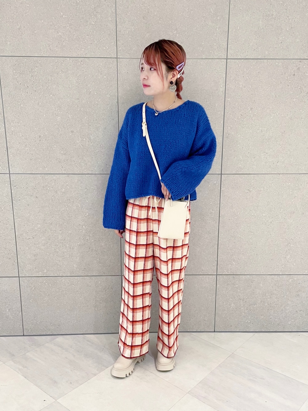 「wcloset、ダブルクローゼット、秋コーデ、秋のコーデ、秋冬コーデ、トレンド、カラーニット、ニット、ショート丈トップス、柄パンツ、チェックパンツ、サイドゴアブーツ、ポシェット」｜「Alley by w closetの【Alley】モヘヤ風糸手編みプルオーバー（ニット/セーター、ブルー系）」を使った、Shiho Moriokaさん（レディース・157cm）の秋コーディネートの1枚目の写真