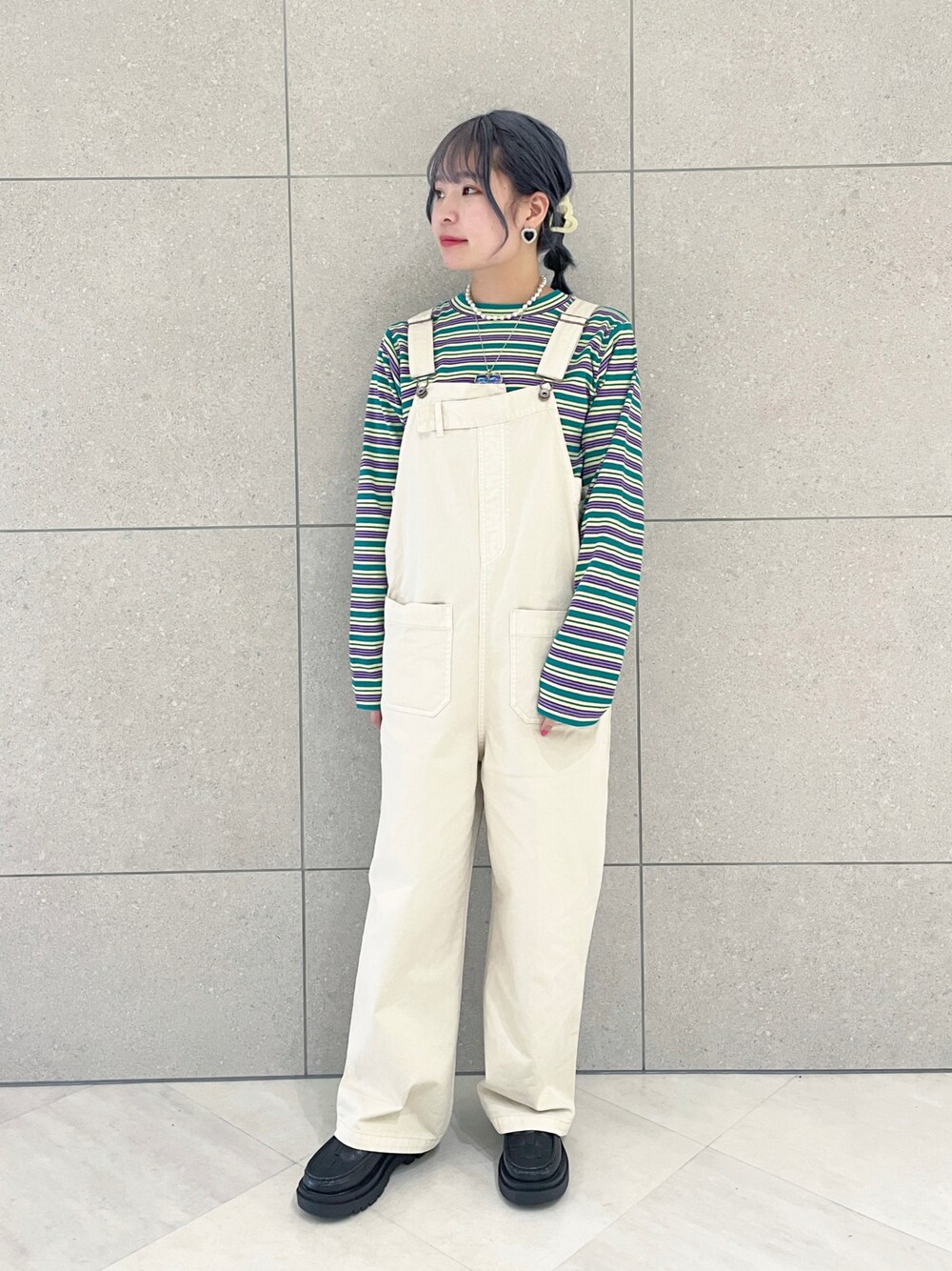 「wcloset、ダブルクローゼット、alleybywcloset、アリーバイダブルクローゼット、ボーダー、ショート丈、オーバーオール、サロペット、ゆったりコーデ、カラーコーデ」｜「Alley by w closetの【Alley】マルチボーダーテレコクループルオーバー（Tシャツ/カットソー、グリーン系）」を使った、Shiho Moriokaさん（レディース・157cm）の冬コーディネートの1枚目の写真