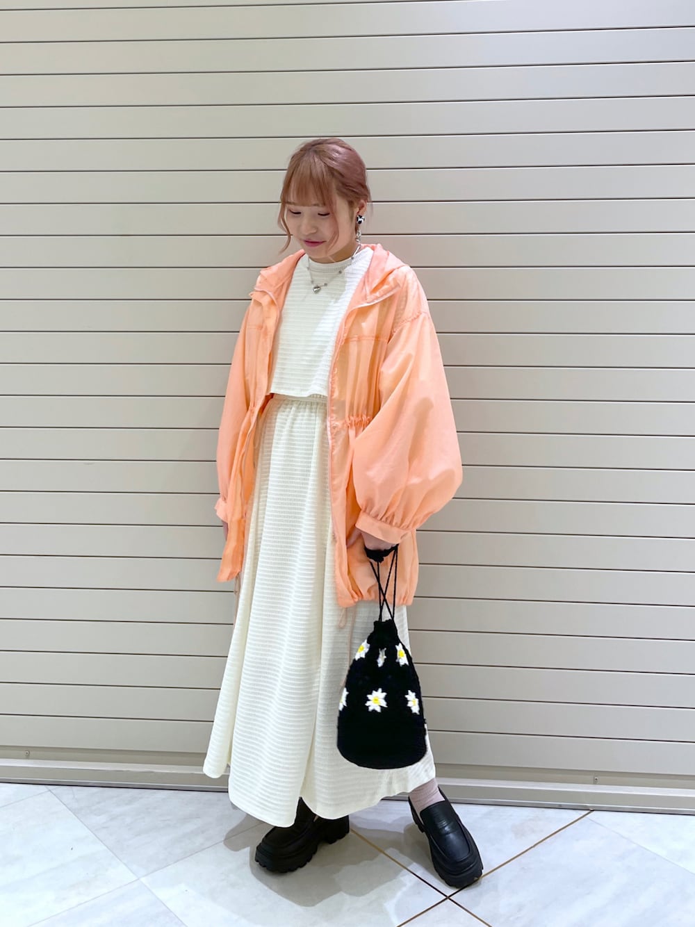 「ワンピース、レイヤードスタイル、w closet、春服、ダブルクローゼット、春コーデ、ミニバッグ、シアーシャツ、シアー、カラー×コーデ」｜「w closetのシアースノーパーカー（ブルゾン、ピンク系）」を使った、Shiho Moriokaさん（レディース・157cm）の春コーディネートの1枚目の写真