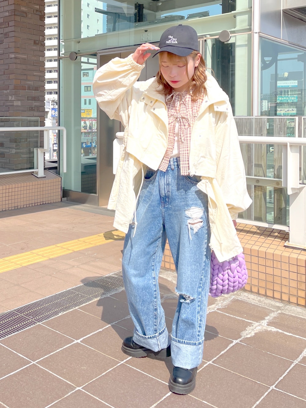 「wcloset、w closet、ダブルクローゼット、春、春コーデ、春アウター、マウンテンパーカー、ナイロンジャケット、ショート丈、２ＷＡＹ、カジュアルガーリー、ブラウス、ダメージデニムパンツ、カラーコーデ、骨格ストレート」｜「w closetの【マルチウェイ】ナイロンマウンテンパーカー（マウンテンパーカー、ホワイト系）」を使った、Shiho Moriokaさん（レディース・157cm）の春コーディネートの1枚目の写真