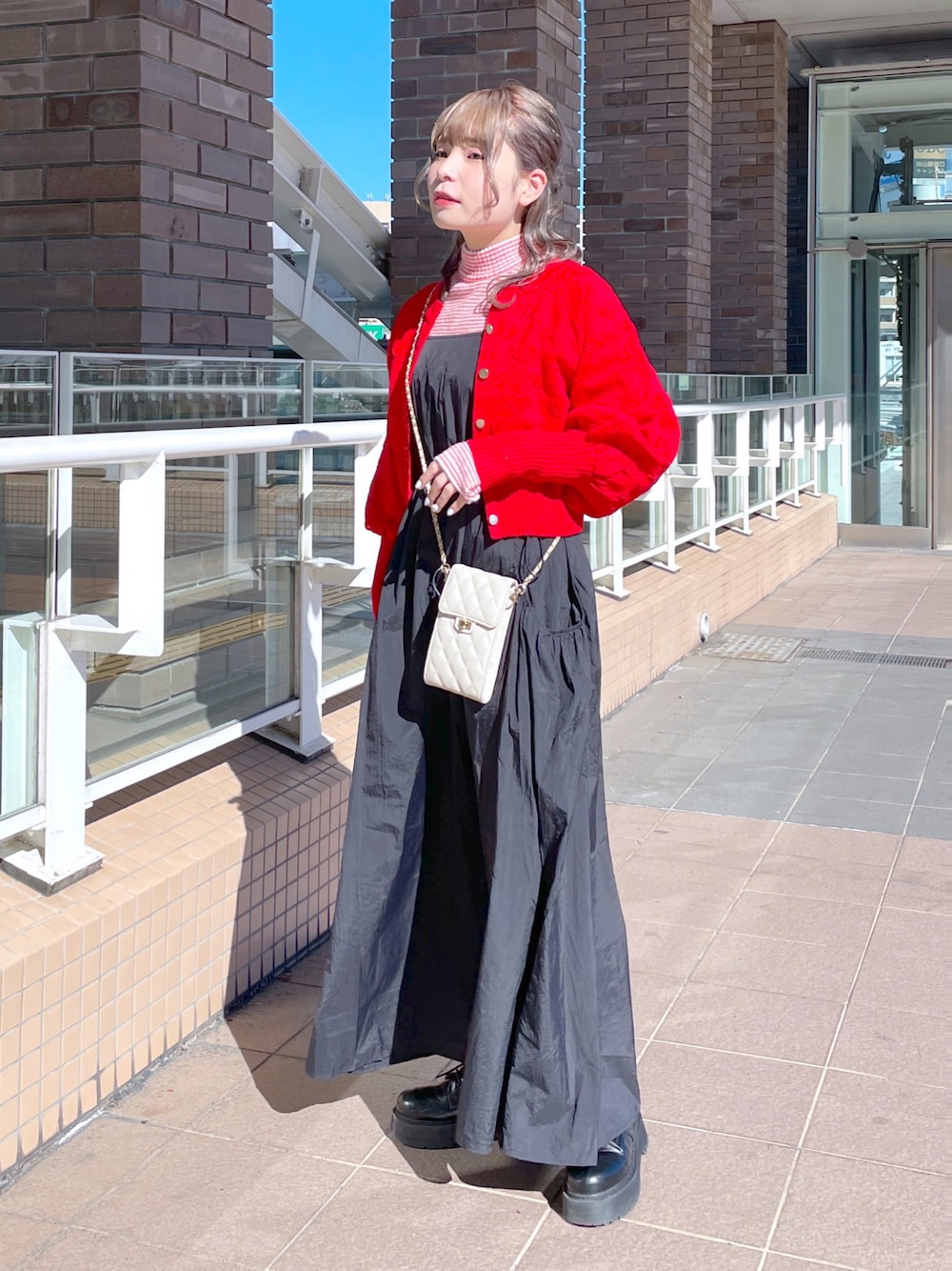 「wcloset、w closet、ダブルクローゼット、alleybywcloset、アリーバイダブルクローゼット、秋のコーデ、冬コーデ、カラーコーデ、赤、キャミワンピ、ハート、スマホショルダー、レイヤードスタイル、骨格ストレート、カジュアルコーデ」｜「Alley by w closetの【2WAY】【Alley】ハートニットカーディガン（ニット/セーター、レッド系）」を使った、Shiho Moriokaさん（レディース・157cm）の秋コーディネートの1枚目の写真