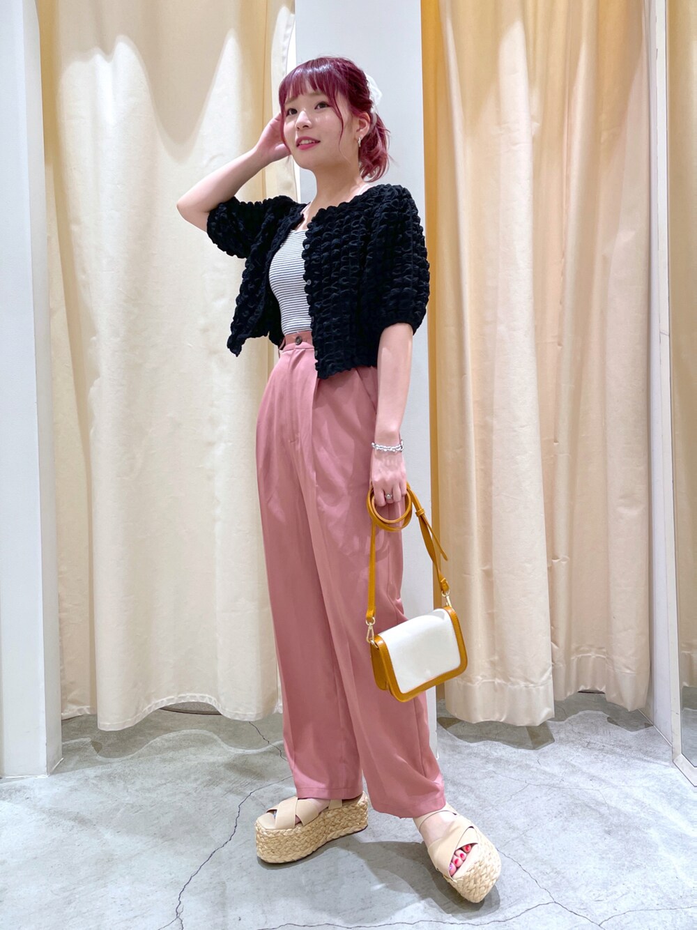 「wcloset、w closet、ダブルクローゼット、alleybywcloset、夏コーデ、オトナカワイイ、カジュアルガーリー、ショート丈、大人女子、ポップコーントップス、ポコポコ、韓国ファッション、カラーパンツ、骨格ストレート」｜「w closetのポコポコ2WAY半袖ブラウス（シャツ/ブラウス、ブラック系）」を使った、Shiho Moriokaさん（レディース・157cm）の夏コーディネートの1枚目の写真