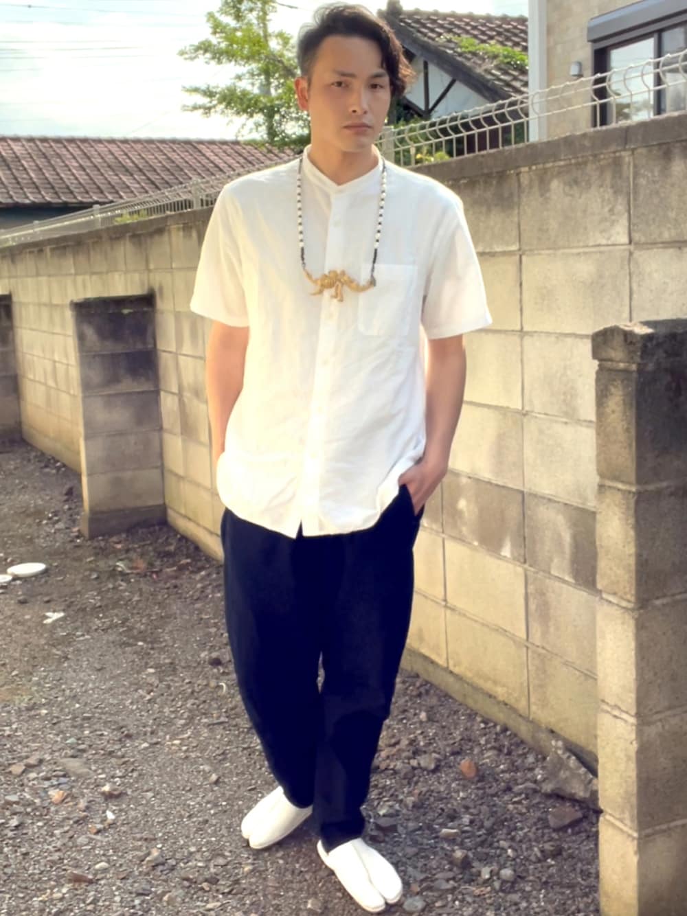 ホワイト系のシャツ/ブラウス、ブラック系のデニムパンツ、ホワイト系のその他シューズを着用したメンズの夏コーディネートの1枚目の写真