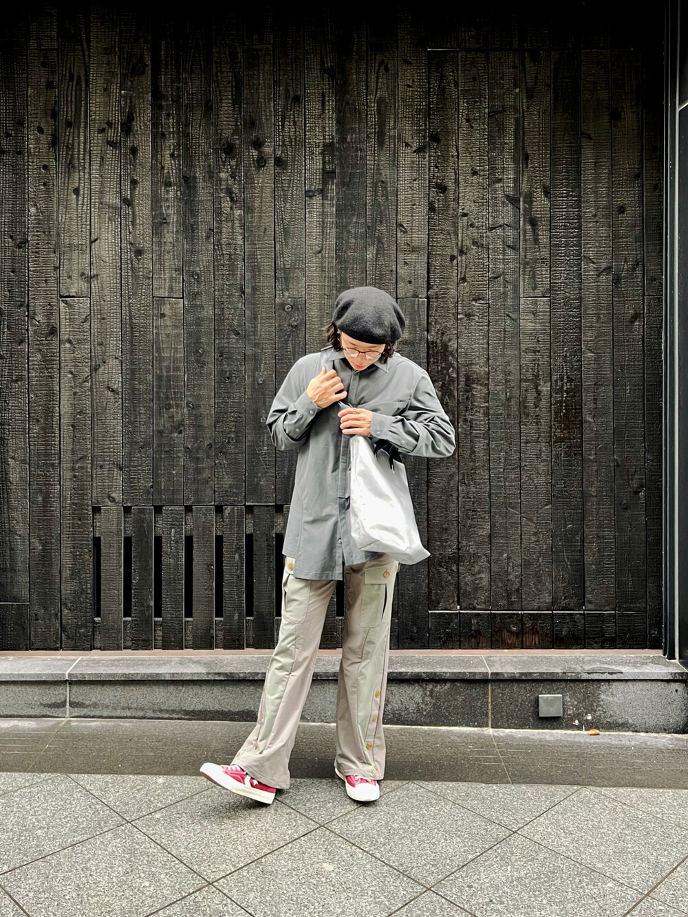 「街頭穿搭、ootd、休閒、日系極簡、台北」｜「PLATEAU STUDIOのアイテム（チノパンツ、グレー系）」を使った、阿圳｜Kyleさん（メンズ・171cm）の冬コーディネートの1枚目の写真