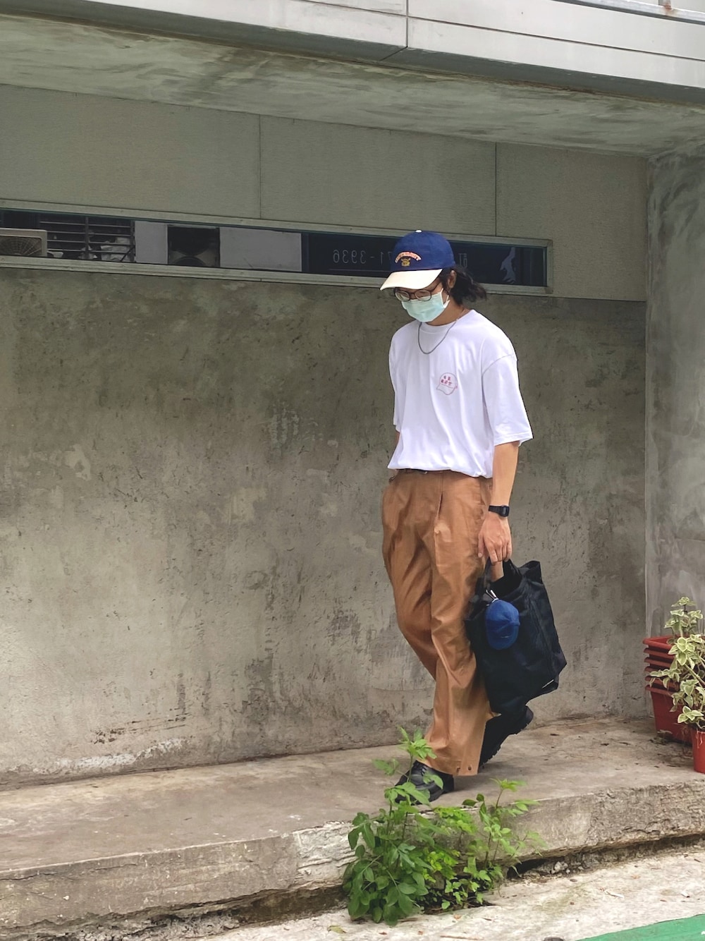 「ootd、smartcasual、休閒、夏、日系極簡、白T」｜「COPのアイテム（Tシャツ/カットソー、ホワイト系）」を使った、阿圳｜Kyleさん（メンズ・171cm）の夏コーディネートの1枚目の写真