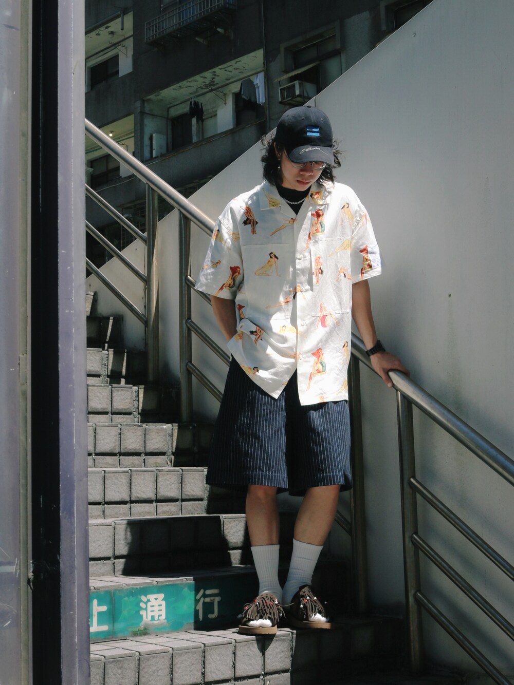「ootd、夏、街頭穿搭、球鞋、休閒、日系極簡、牛仔褲」｜「suicokeの【別注】＜SUICOKE(スイコック)＞フリンジ サンダル◆（サンダル、ブラウン系）」を使った、阿圳｜Kyleさん（メンズ・171cm）の夏コーディネートの1枚目の写真