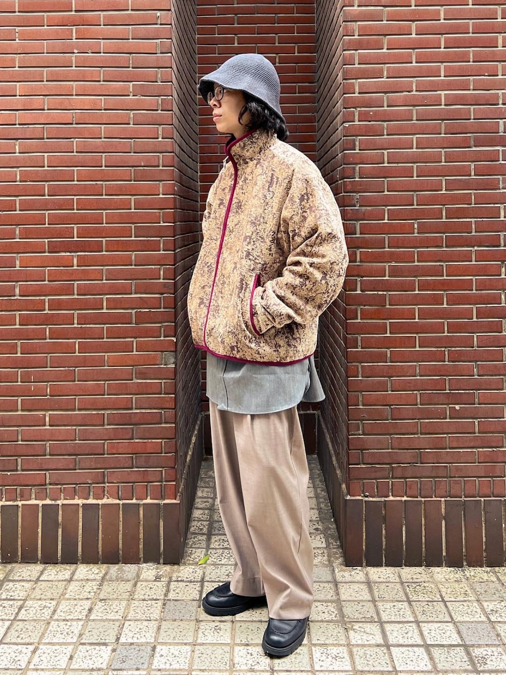 「ootd、復古、休閒、街頭穿搭」｜「plain-meのアイテム（スラックス、ベージュ系）」を使った、阿圳｜Kyleさん（メンズ・171cm）の冬コーディネートの1枚目の写真