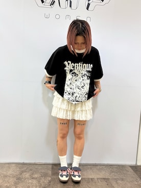 「ミニスカート」｜「アイテム（Tシャツ/カットソー、ブラック系）」を使った、アンリさん（レディース・153cm）の夏コーディネート