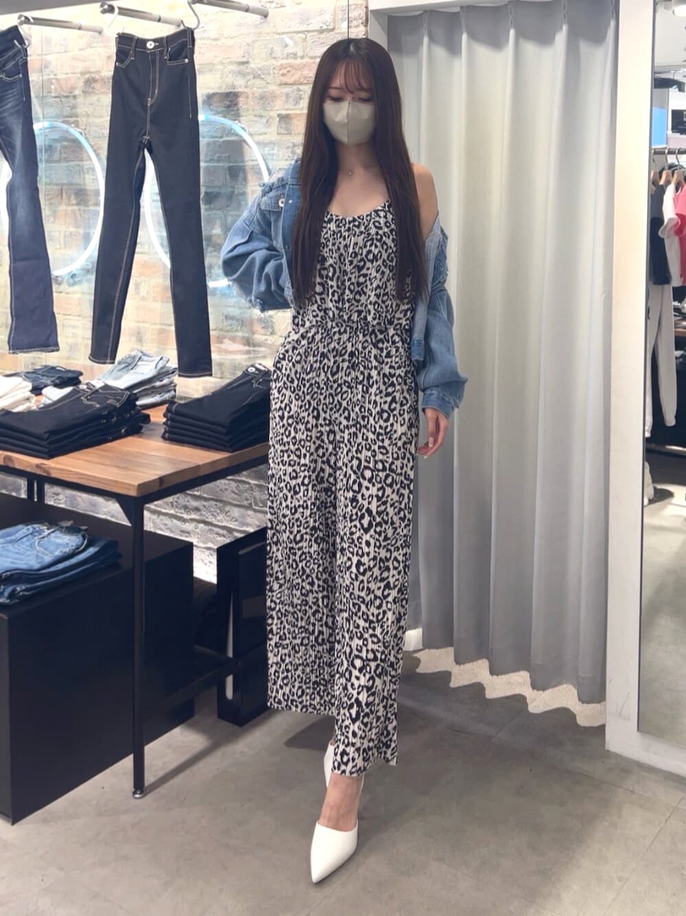 ホワイト系のパンプス、その他のキャミソール、その他のその他パンツを着用したレディースの春コーディネートの1枚目の写真