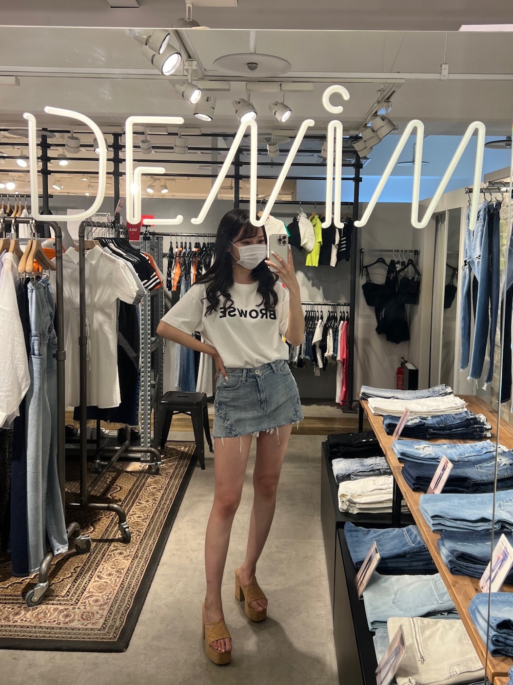 ホワイト系のTシャツ/カットソー、ブルー系のデニムスカート、ベージュ系のサンダルを着用したレディースの夏コーディネートの1枚目の写真