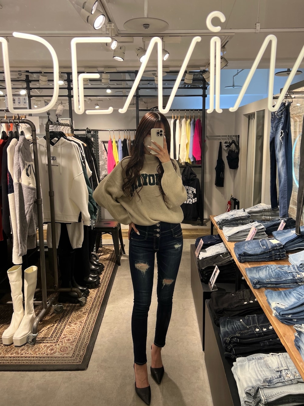 ベージュ系のニット/セーター、ブルー系のデニムパンツ、ブラック系のパンプスを着用したレディースの冬コーディネートの1枚目の写真