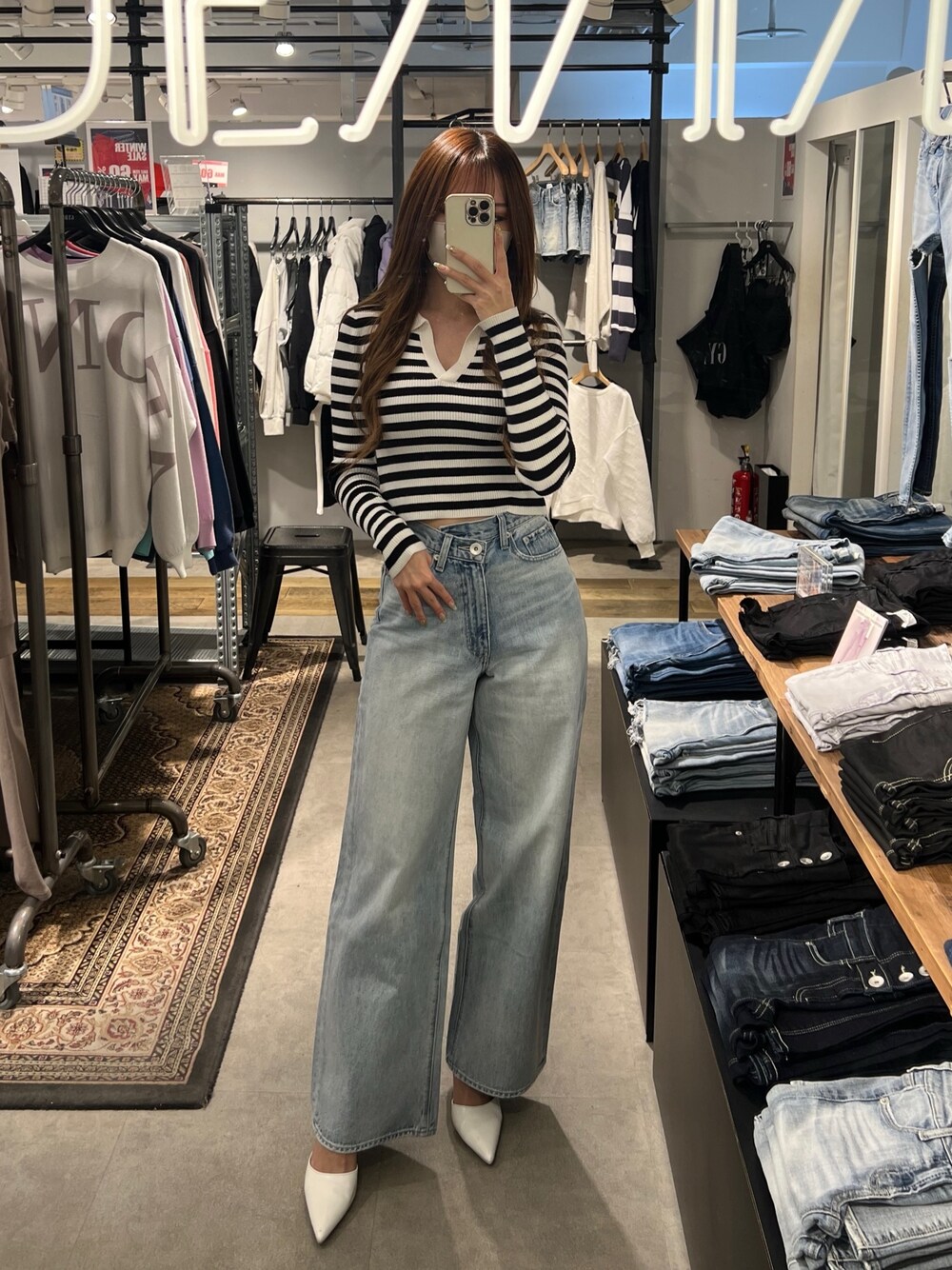 その他のニット/セーター、ブルー系のデニムパンツ、ホワイト系のパンプスを着用したレディースの春コーディネートの1枚目の写真