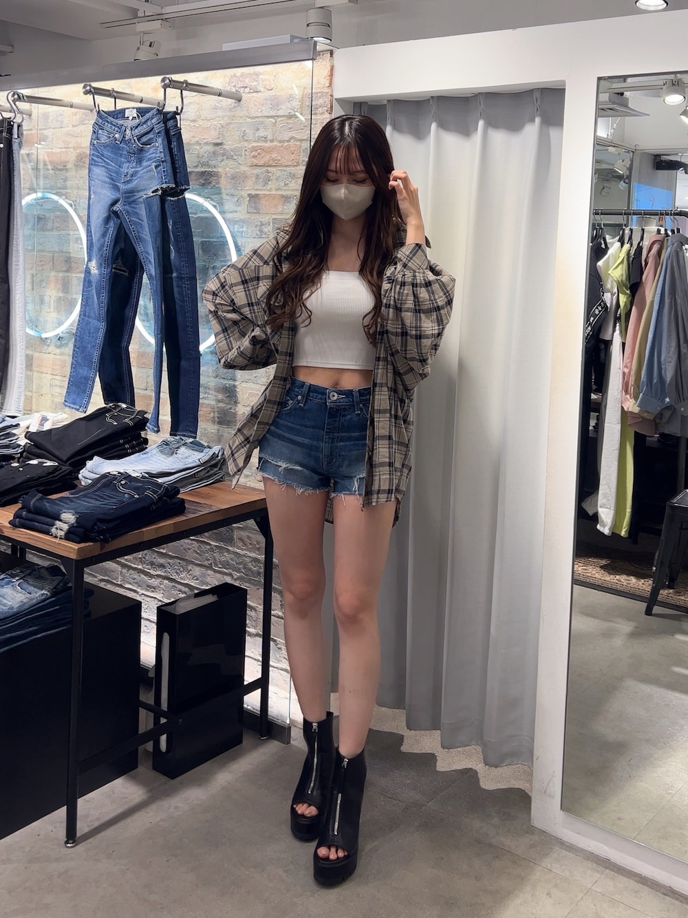 ベージュ系のシャツ/ブラウス、ホワイト系のキャミソール、ブルー系のデニムパンツを着用したレディースの春コーディネートの1枚目の写真