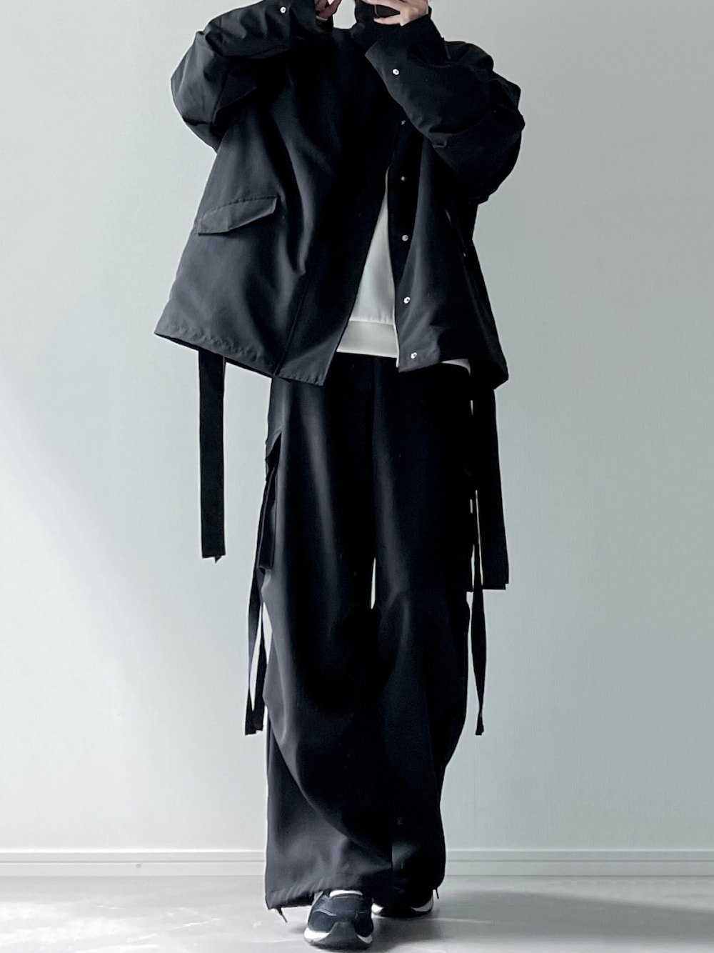 「LILL、秋服まるっと大公開、ショートモッズ、モノトーン、カーゴパンツ、ライナージャケット、ニューバランス、スニーカー、ミリタリー、シンプルコーデ、オトナカジュアル、冬コーデ、秋コーデ」｜「【9/28限定】¥1,000クーポンやります‼️のアイテム（その他、ホワイト系）」を使った、ユウさん（メンズ・182cm）の秋コーディネートの1枚目の写真