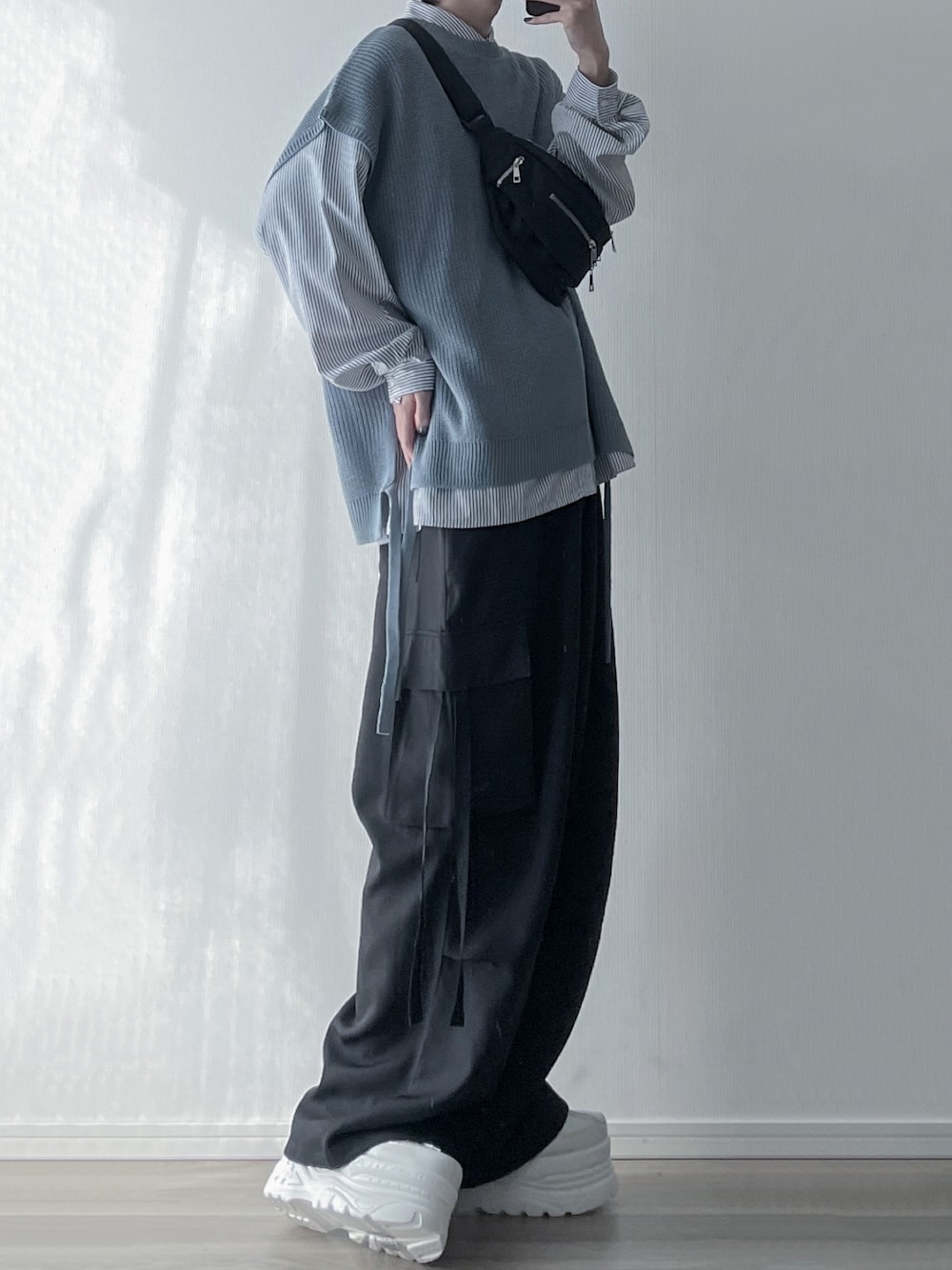 「LILLのサイドレース畔編みニットベスト（ベスト、ブルー系）」を使った、ユウさん（メンズ・182cm）の春コーディネートの1枚目の写真