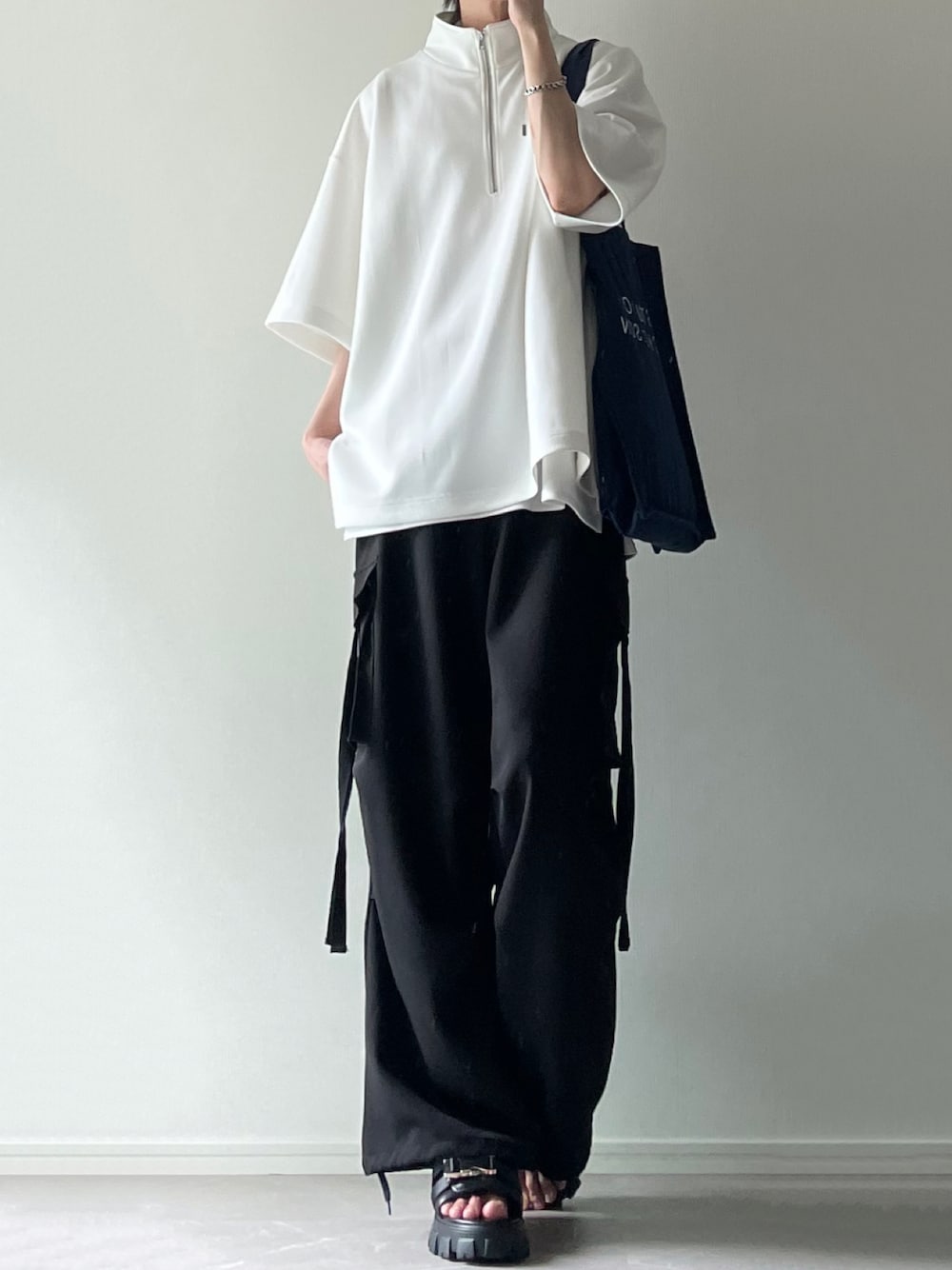 「カジュアルコーデ、夏だ！Tシャツ着よう！、ハーフジップ、カーゴパンツ、サンダル、レイヤードスタイル、厚底シューズ、厚底サンダル、モノトーン、トートバッグ、ストリートコーデ、シンプルスタイル、休日コーデ、シルバーアクセサリー、LILL」｜「LILLのアイテム（Tシャツ/カットソー、ホワイト系）」を使った、ユウさん（メンズ・182cm）の夏コーディネートの1枚目の写真