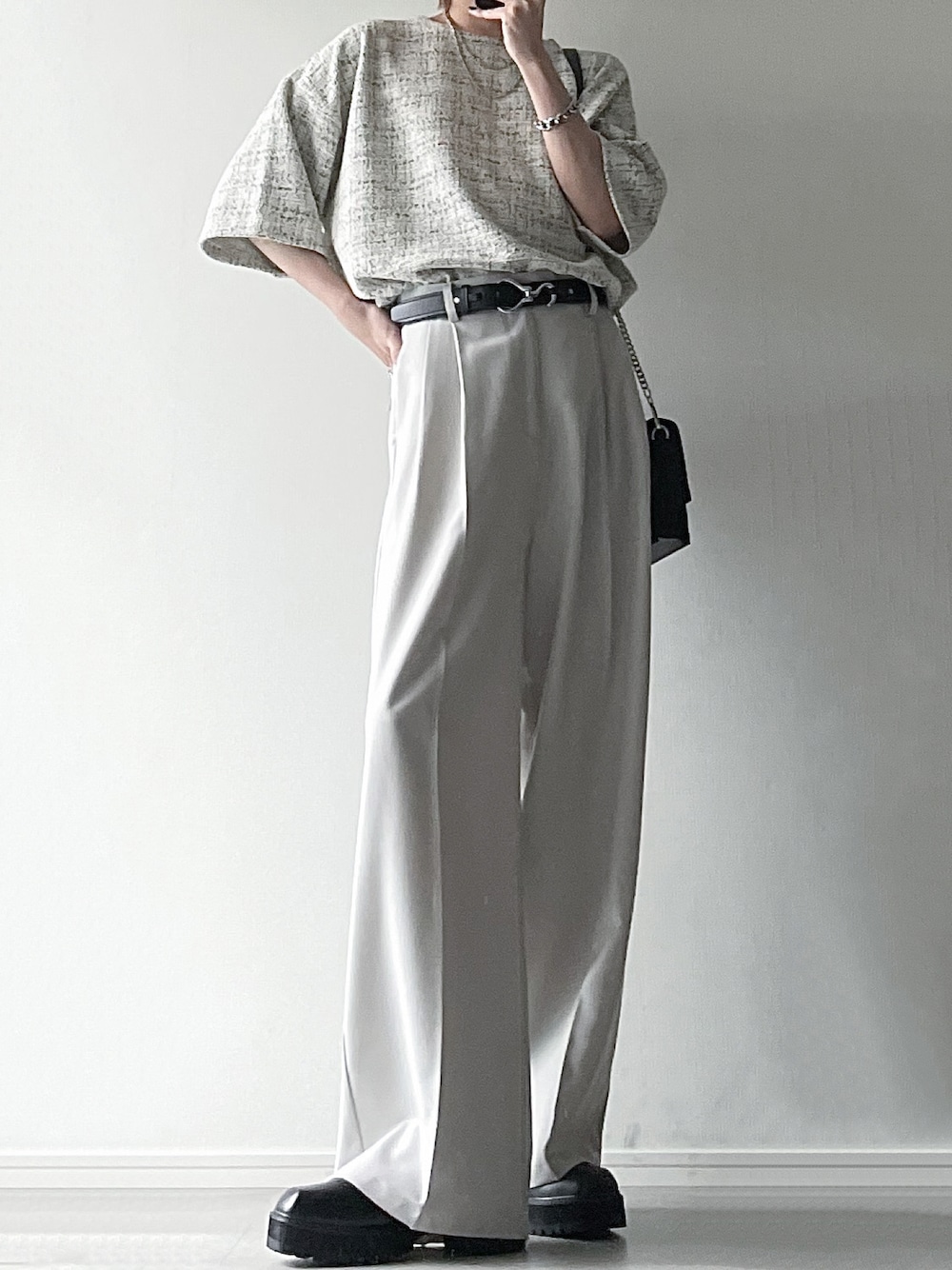 「休日スタイル、春ファッション、脚長効果、センタープレスパンツ、センタープレス、厚底ブーツ、ベルト、スクエアバッグ、ホワイトコーデ、ツイードt」｜「cussilのアイテム（Tシャツ/カットソー、ブラック系）」を使った、ユウさん（メンズ・182cm）の春コーディネートの1枚目の写真