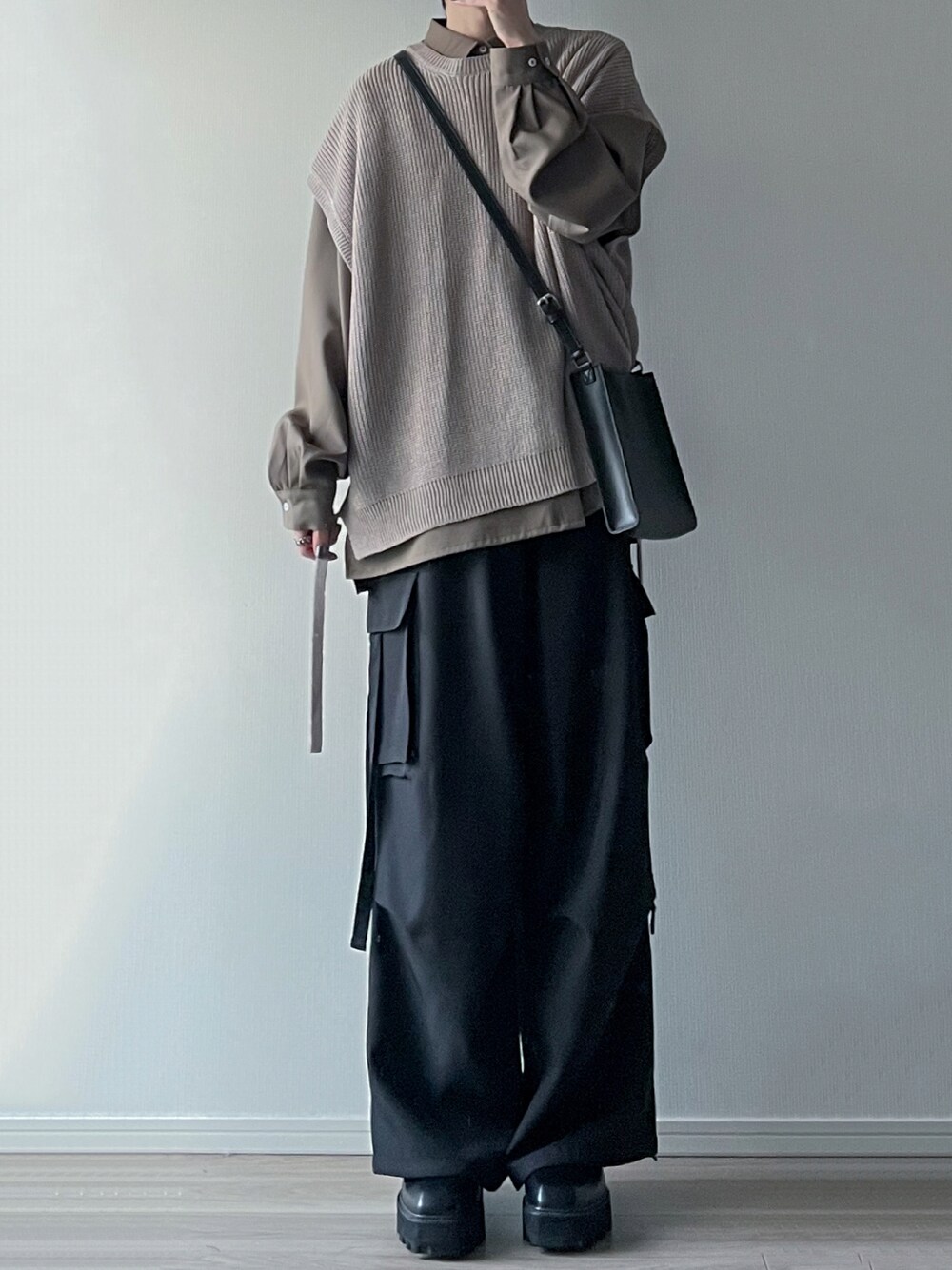 「LILLのサイドレース畔編みニットベスト（ベスト、ベージュ系）」を使った、ユウさん（メンズ・182cm）の春コーディネートの1枚目の写真
