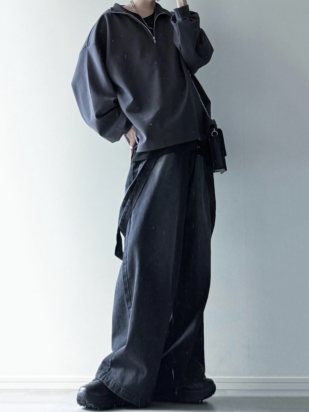 「アツいコーデ全部見せ、お出かけコーデ、秋服準備はじめました、スニーカー、ハーフジップ」｜「LILLのアイテム（Tシャツ/カットソー、ホワイト系）」を使った、ユウさん（メンズ・182cm）の夏コーディネートの1枚目の写真