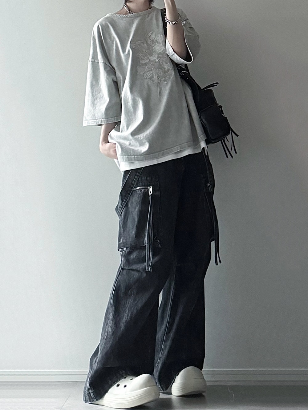 「ゆるコーデ、Tシャツ、カーゴパンツ、デニム」｜「cussilの【cussil/クシル】サージカルステンレスヘビーチェーンネックレス（ネックレス、シルバー系）」を使った、ユウさん（メンズ・182cm）の夏コーディネートの1枚目の写真