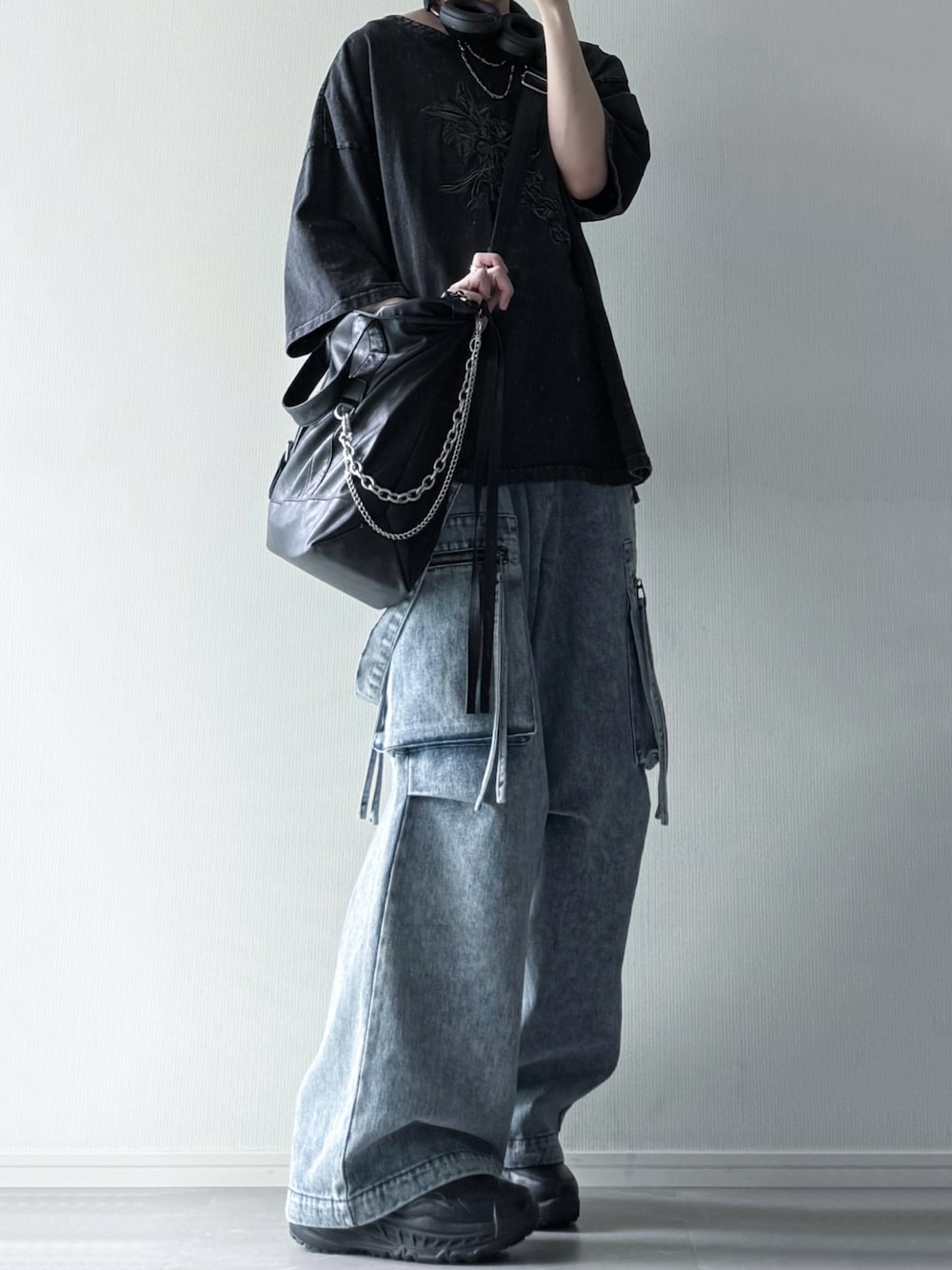 「レイヤードスタイル、サスペンダーコーデ、シンプルコーデ、厚底シューズ」｜「cussilの【cussil/クシル】ピグメントスノーウォッシュ加工フラワー刺繍オーバーサイズハーフスリーブTシャツ（Tシャツ/カットソー、ブラック系）」を使った、ユウさん（メンズ・182cm）の夏コーディネートの1枚目の写真
