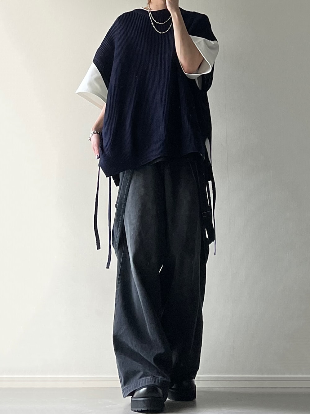 「春のNewスタイル、サスペンダー、サスペンダーパンツ、デニムコーデ、レイヤードスタイル、厚底シューズ」｜「LILLのサイドレース畦編みニットベスト（ベスト、ブルー系）」を使った、ユウさん（メンズ・182cm）の春コーディネートの1枚目の写真