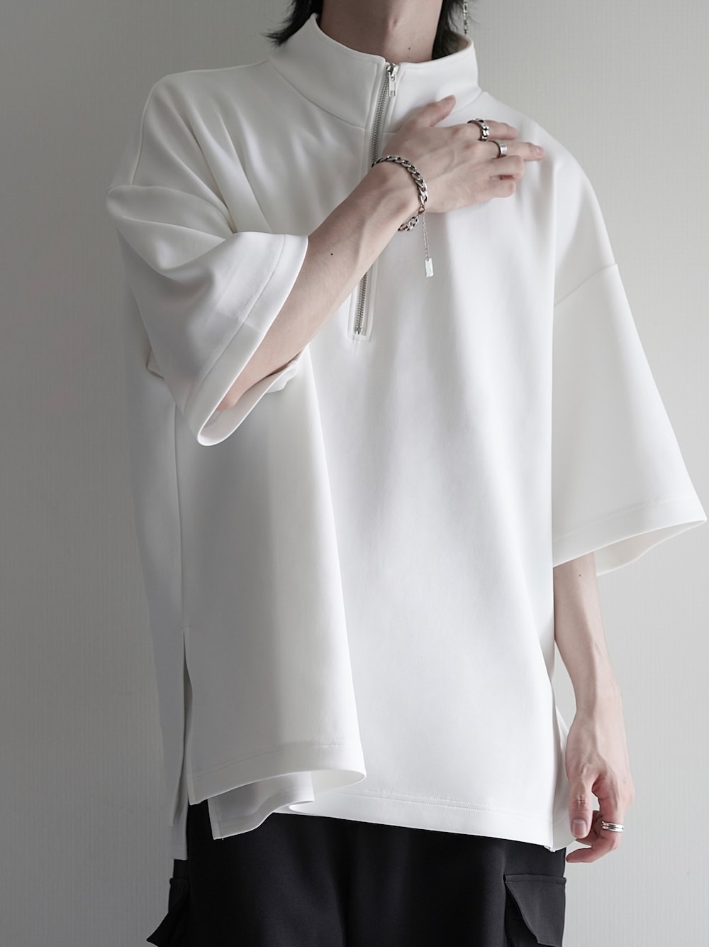 「みんなの白Tフェス、シンプルコーデ、メンズファッション、夏服、ハーフジップ、カーゴパンツ、モノトーン、モノトーンコーデ、ブレスレット、LILL、cussil、プチプラ、ビッグシルエット、夏コーデ、シルバーアクセサリー」｜「LILLのドライアムンゼンロングレイヤードタンクトップ（タンクトップ、ホワイト系）」を使った、ユウさん（メンズ・182cm）の夏コーディネートの1枚目の写真