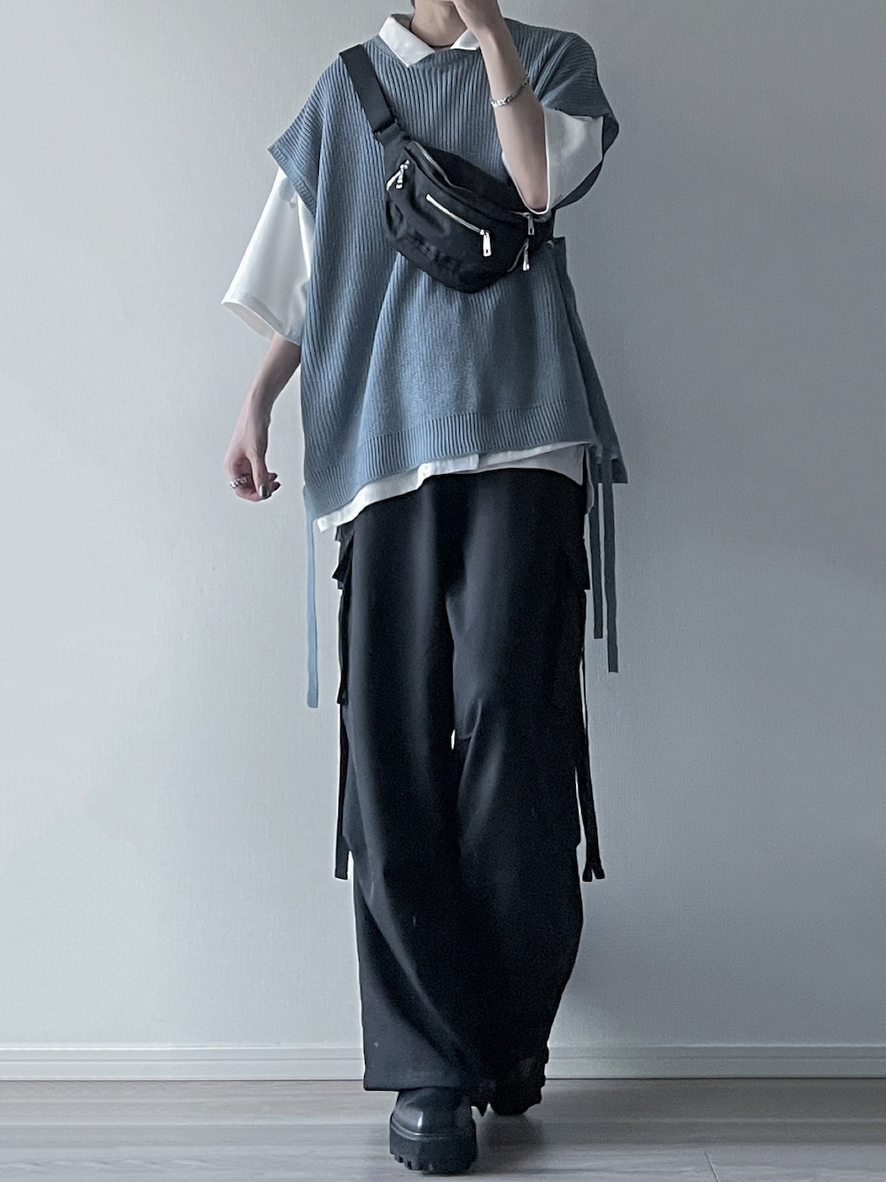 ブルー系のベスト、ホワイト系のシャツ/ブラウス、ブラック系のカーゴパンツを着用したメンズの春コーディネートの1枚目の写真