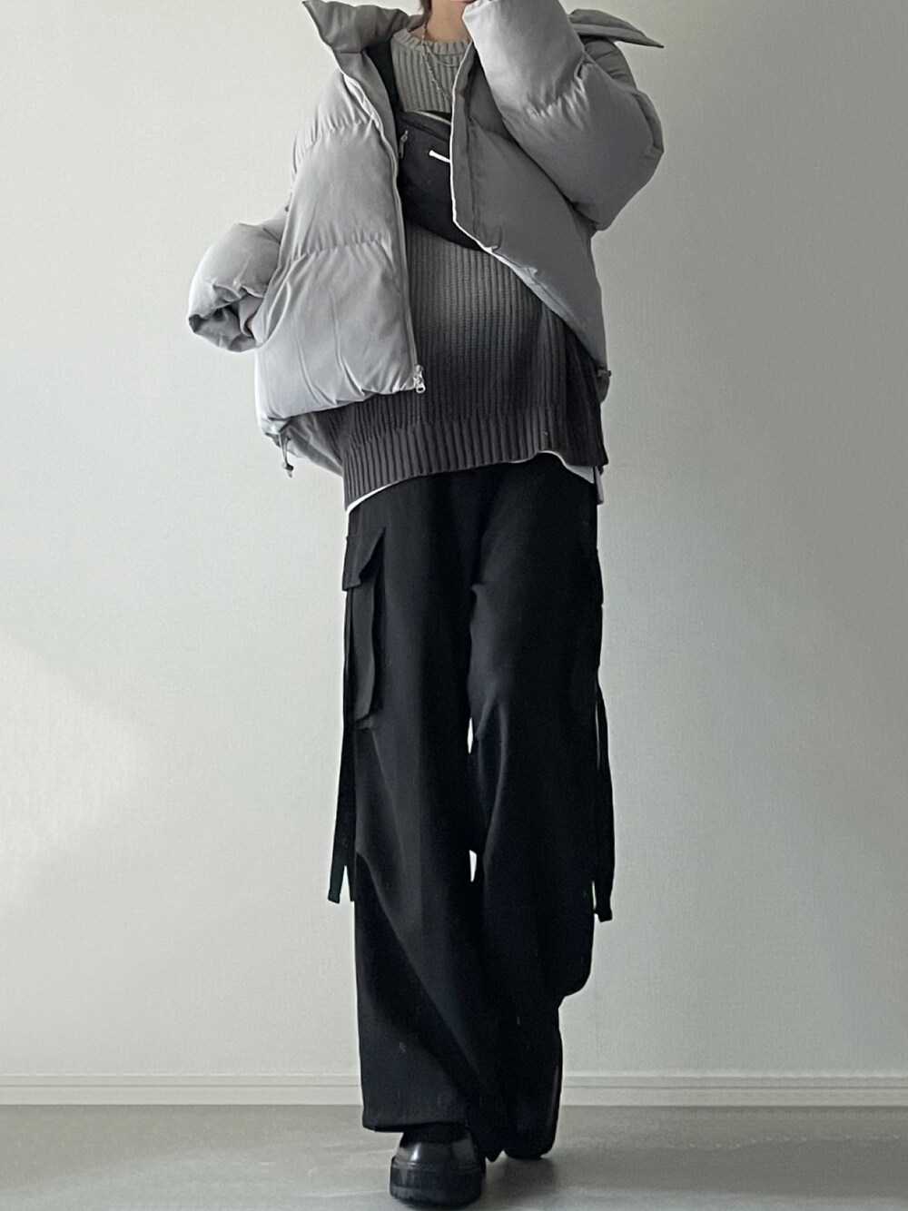 「秋服、冬コーデ、カーゴパンツ、グラデーション、ブーツ、オーバーサイズ、ボディバッグ、ダウン、エコダウン、ダウンジャケット」｜「LILLのボリュームハイネックエコダウンジャケット（ダウンジャケット/コート、グレー系）」を使った、ユウさん（メンズ・182cm）の秋コーディネートの1枚目の写真