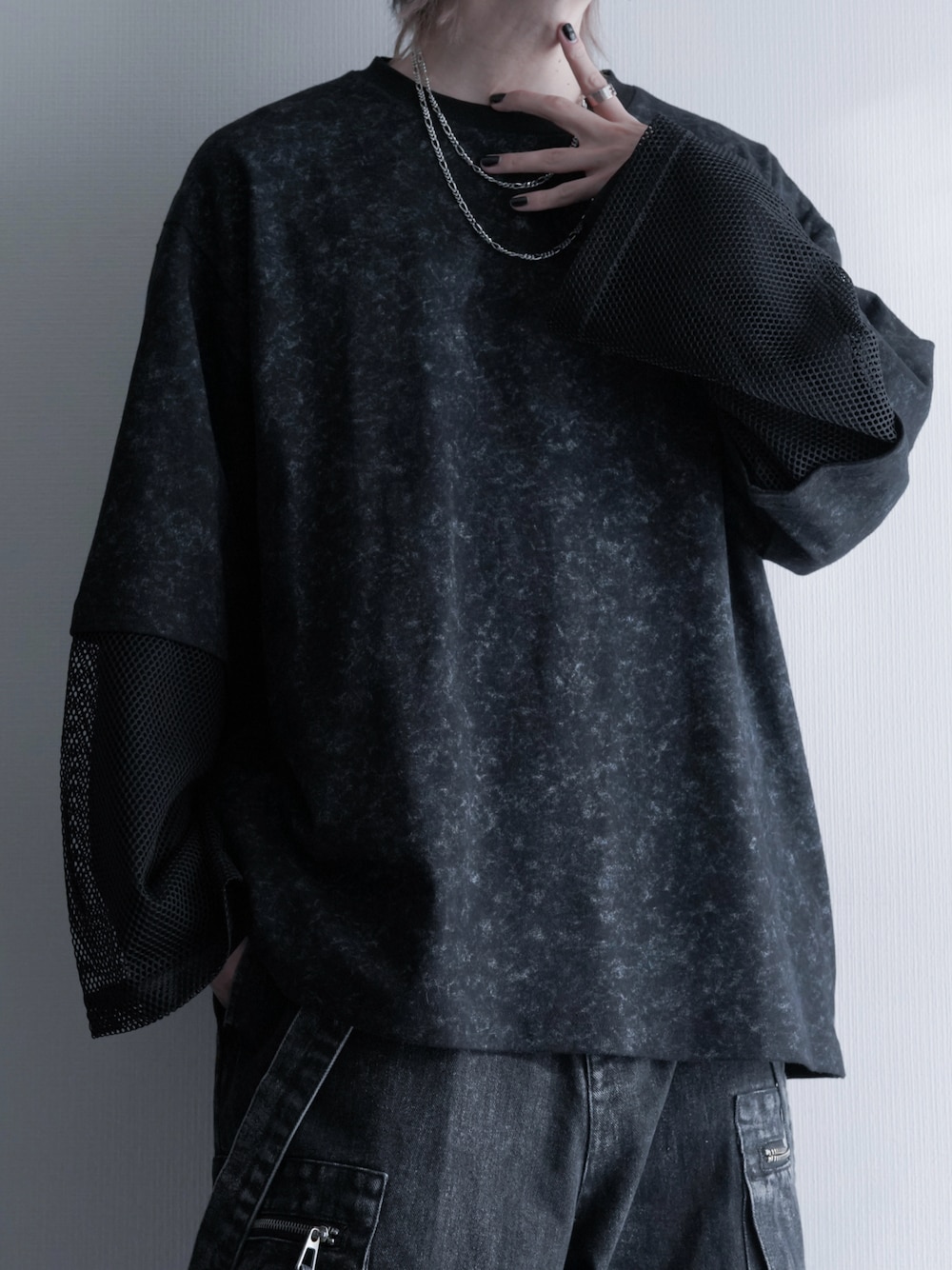 「カジュアルコーデ、ブラックコーデ」｜「LILLのヴィンテージライクメッシュフェイクレイヤードカットソー（Tシャツ/カットソー、ブラック系）」を使った、ユウさん（メンズ・182cm）の冬コーディネートの1枚目の写真