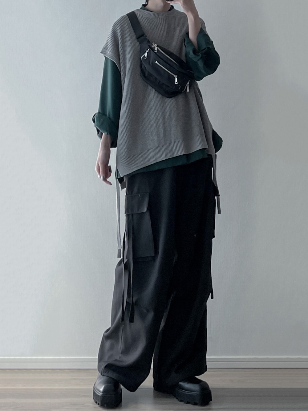 「LILLのサイドレース畔編みニットベスト（ベスト、グレー系）」を使った、ユウさん（メンズ・182cm）の春コーディネートの1枚目の写真