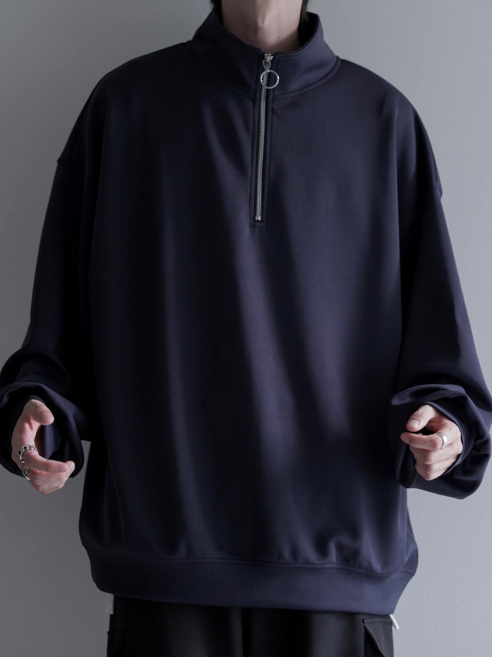「オトナカジュアル、リラックススタイル、ハーフジップ、秋服コーデ、カーゴパンツ、ラフ、LILL、プチプラ、秋コーデ、シンプルスタイル」｜「LILLのアイテム（Tシャツ/カットソー、ブラック系）」を使った、ユウさん（メンズ・182cm）の夏コーディネートの1枚目の写真