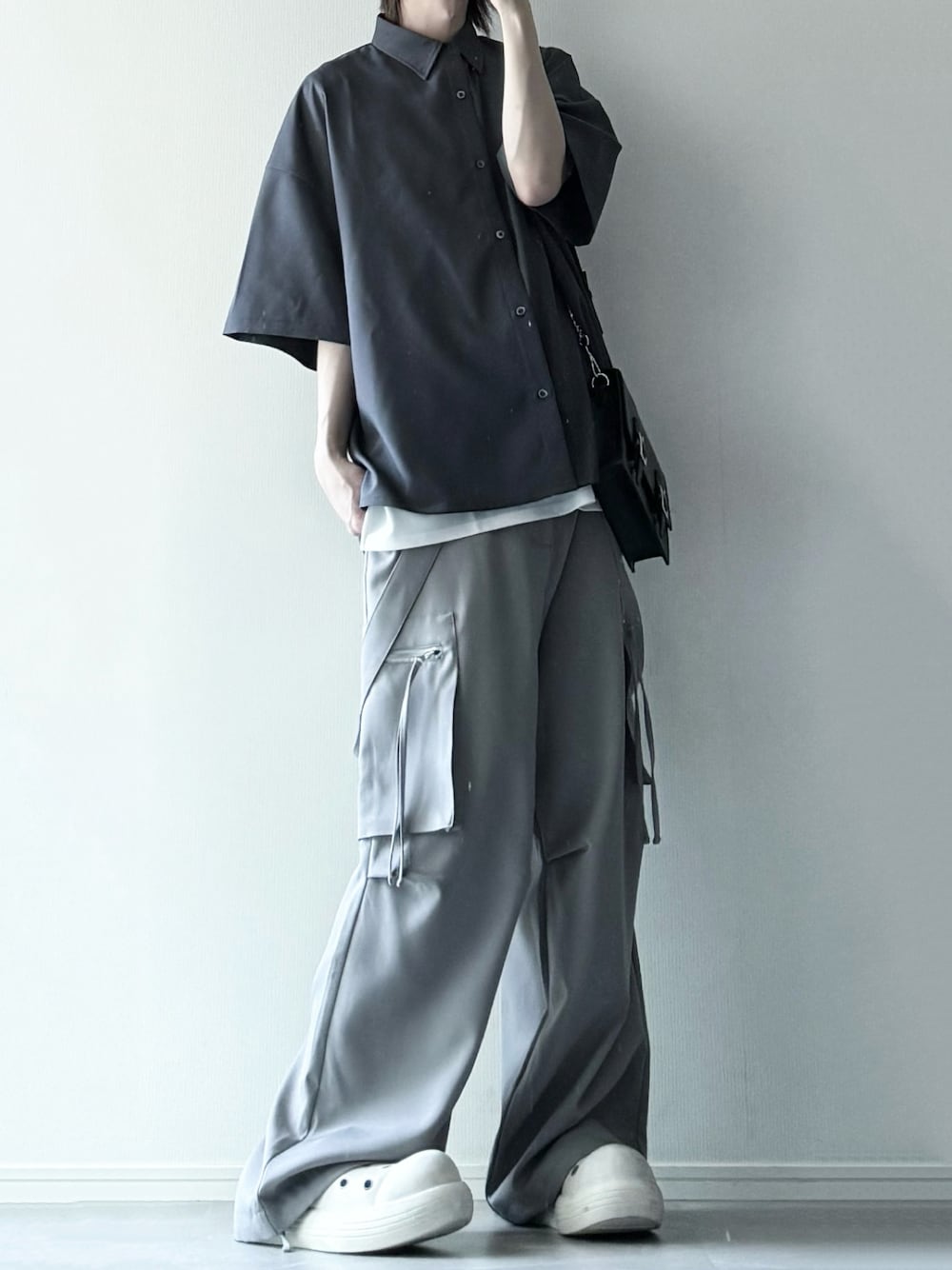 「レイヤードスタイル、カーゴパンツ」｜「LILLの【防シワ】リラクシング半袖レギュラーシャツ（シャツ/ブラウス、グレー系）」を使った、ユウさん（メンズ・182cm）の夏コーディネートの1枚目の写真