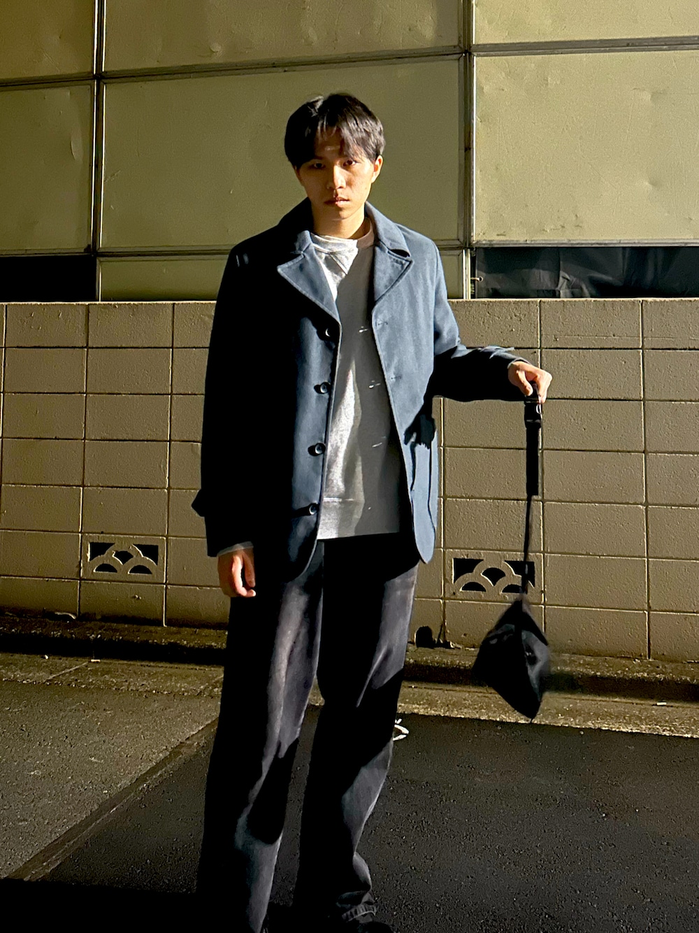 「ラブホテル」｜「Blue Standard のアイテム（ピーコート、グレー系）」を使った、西内翔生さん（メンズ・173cm）の冬コーディネートの1枚目の写真