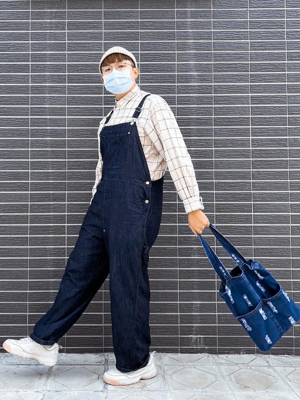 「ootd、ootdtw、ootdfashion、fall、winter、休閒、秋冬、丹寧、吊帶褲、連身褲、針織、毛帽、UNIQLO、GU、FILA」｜「GUのアイテム（その他パンツ、ブルー系）」を使った、里掐さん（メンズ・176cm）の秋コーディネートの1枚目の写真