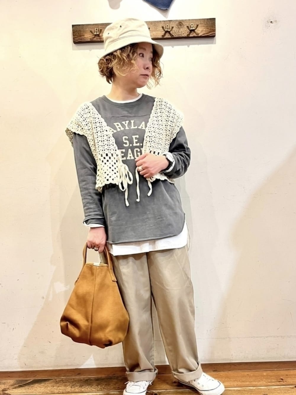 グレー系のTシャツ/カットソー、ホワイト系のベスト、ベージュ系のその他パンツを着用したレディースの春コーディネートの1枚目の写真