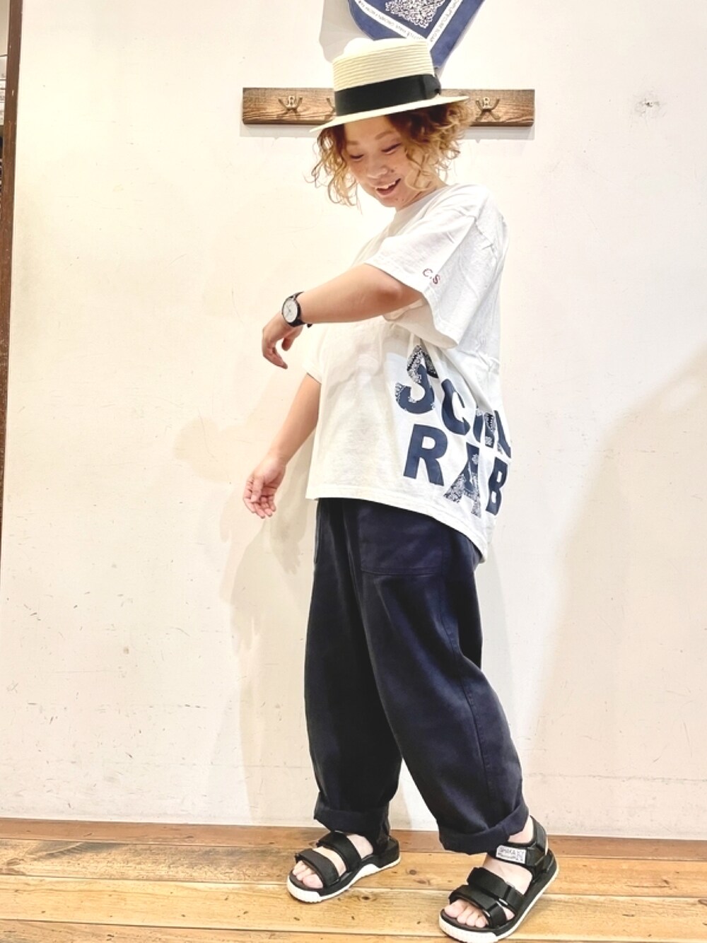 ホワイト系のTシャツ/カットソー、ブルー系のその他パンツを着用したレディースの夏コーディネートの1枚目の写真