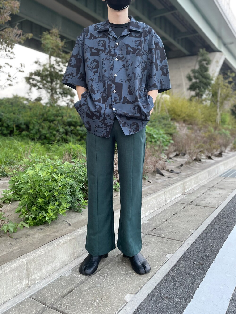 「柄シャツ、ラブアンドピース2021、秋服準備はじめました、カジュアルコーデ、ootd、いいね、save、フォローお願いします🤑、足袋ブーツ、低身長、黒、フォローミー、おしゃれさんと繋がりたい、半袖シャツ」｜「GUのアイテム（スラックス、グリーン系）」を使った、Koさん（メンズ・169cm）の秋コーディネートの1枚目の写真