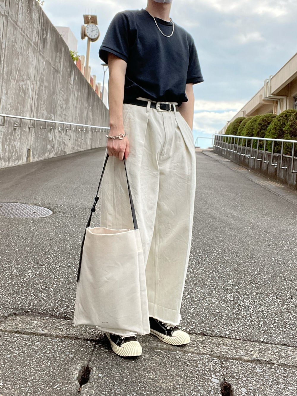 「シンプルコーデ、大人カジュアル、saby、ワイドパンツ、おしゃれさんと繋がりたい、きれいめカジュアル、いいね、save、フォローお願いします🤑、ドメスティックブランド、ドメブラ、だから秋服が好き、ゆるコーデ、シルバーアクセサリー」｜「sabyのアイテム（その他パンツ、ホワイト系）」を使った、Koさん（メンズ・169cm）の秋コーディネートの1枚目の写真