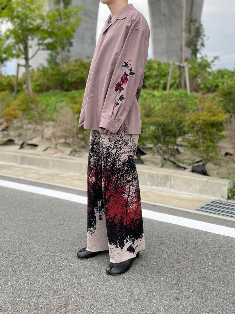 「HARE、足袋ブーツ、薔薇、ビックシルエット、柄パンツ、ニットパンツ、モード、秋冬コーデ、今日のコーデ、秋服準備はじめました、お洒落さんとつながりたい、いいね、save、フォローお願いします🤑、outfit、オーバーサイズ」｜「HAREのソデシシュウシャツ(HARE)（シャツ/ブラウス、ベージュ系）」を使った、Koさん（メンズ・169cm）の秋コーディネートの1枚目の写真