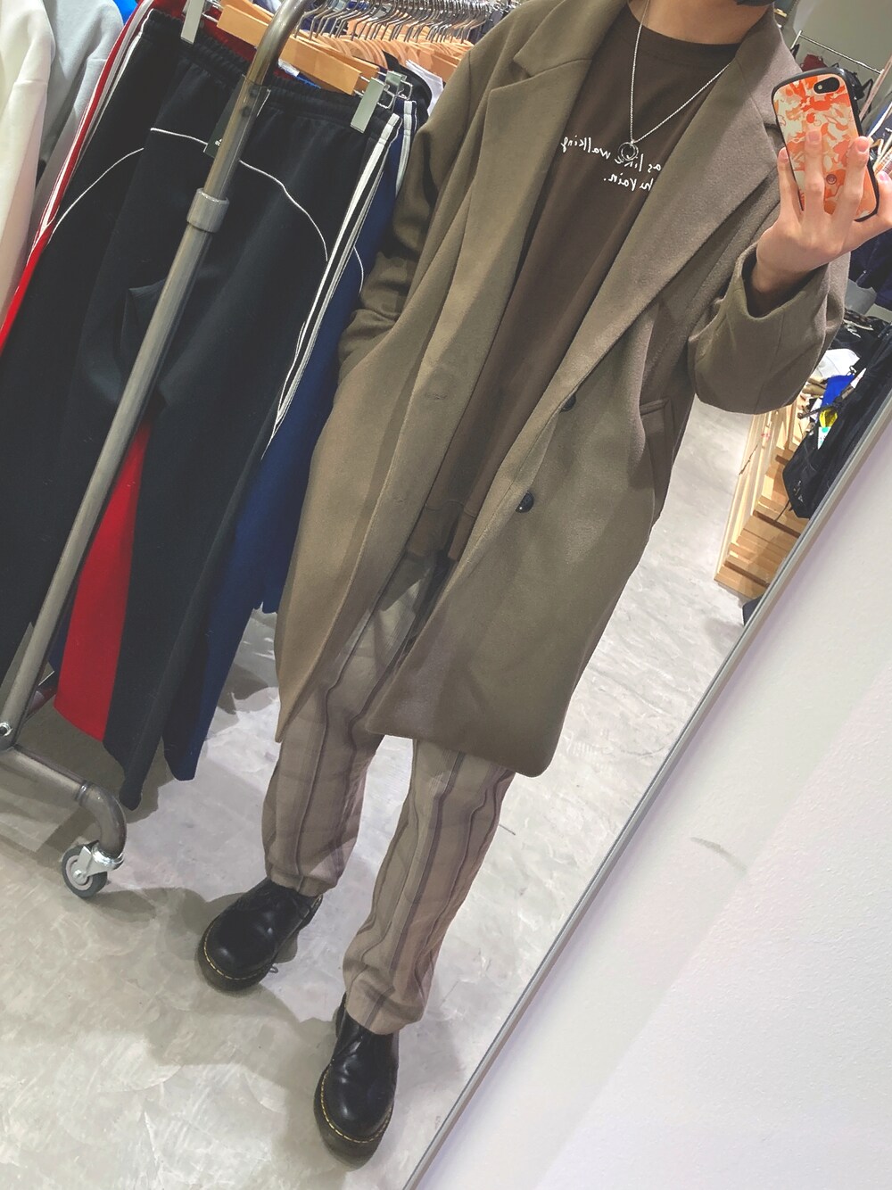 「クリスマスに着たい服、大人コーデ、休日スタイル、革靴、シンプル、秋のコーデ、ゆるコーデ、ワイドパンツ、ブラウン、ワントーンコーデ、チェック、コート、きれいめカジュアル、おしゃれさんと繋がりたい、大学生」｜「MONO-MARTのシルケットライク天竺 オーバーサイズイラストプリントL/Sカットソー/バックプリント（Tシャツ/カットソー、その他）」を使った、なべおくんさん（メンズ・175cm）の冬コーディネートの1枚目の写真