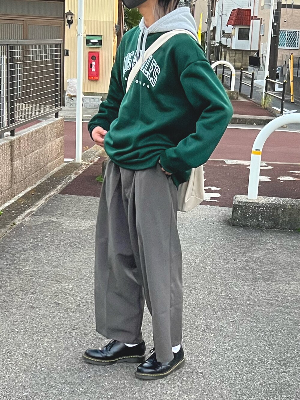 「秋のコーデ、今日のコーデ、休日コーデ、プチプラコーデ、ビッグシルエット、ラフ、ドクターマーチン、パーカー、きれいめカジュアル、リラックススタイル、カーディガン、着回しコーデ、レイヤードスタイル、シンプルスタイル、お洒落さんと繋がりたい」｜「Dr. MartensのDr.Martensドクターマーチン 1461 1461w 3eye Gibson 3ホールギブソン レザーシューズ（ドレスシューズ、ブラック系）」を使った、なべおくんさん（メンズ・175cm）の秋コーディネートの1枚目の写真