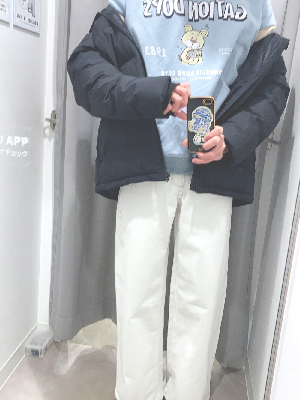「今日のコーデ、カジュアルコーデ、冬アウター、白コーデ、おしゃれさんと繋がりたい、ストリート、古着、ビッグシルエット、きれいめカジュアル、シンプルコーデ、秋冬コーデ、大学生、スウェット、ニット帽、デニム」｜「MONO-MARTのTRストレッチ タックワイドスラックスパンツ-2021SUMMER-（スラックス、ホワイト系）」を使った、なべおくんさん（メンズ・175cm）の冬コーディネートの1枚目の写真