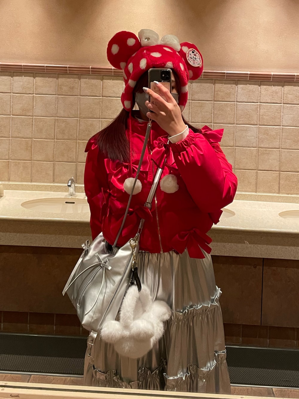 ダウンジャケット/コート（レッド系）を使った「ディズニーコーデ」の