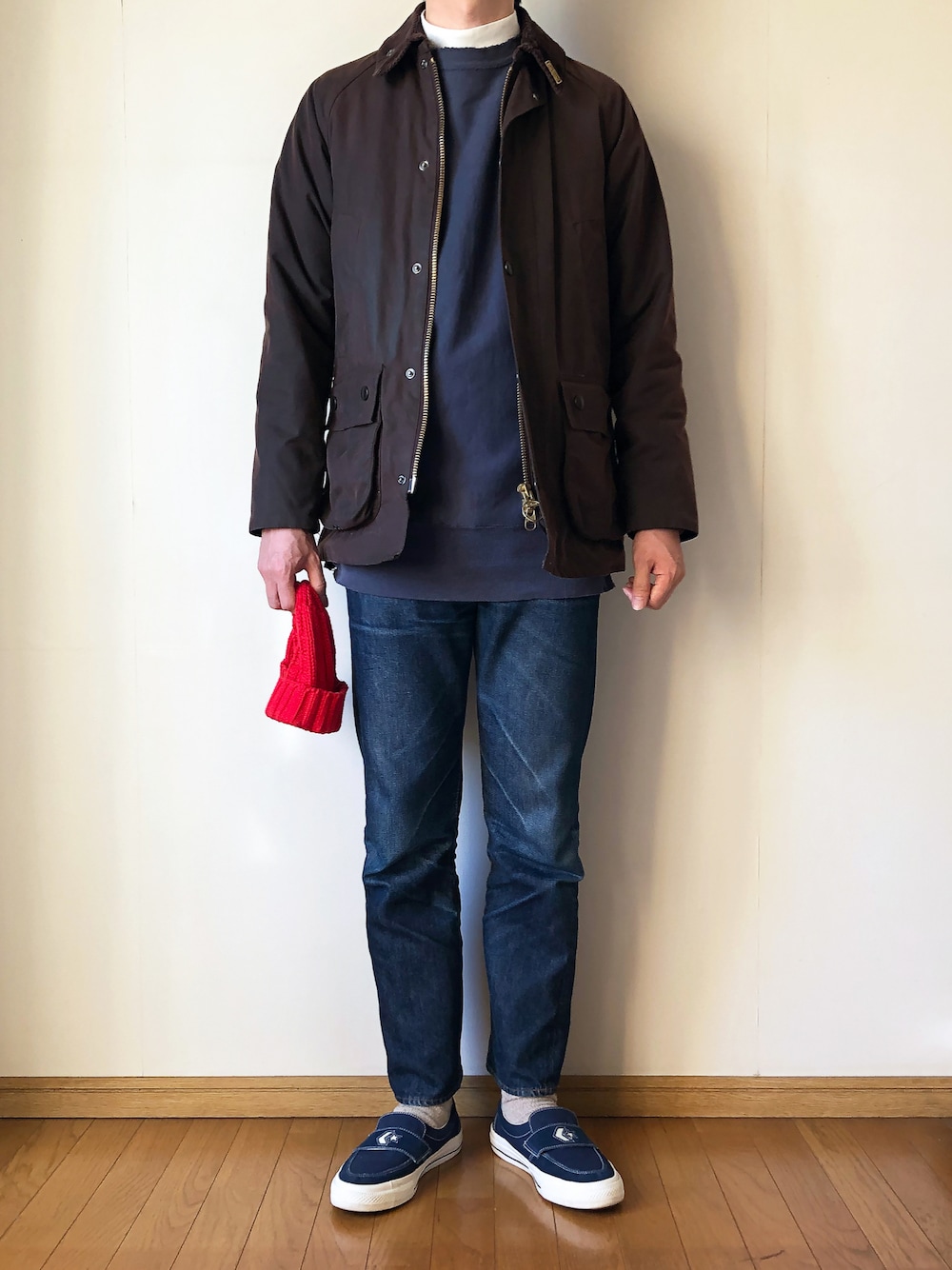 「ニット帽、カモフラ、ニットキャップ、ハイネック、赤、スリッポン、古着MIX、リバースウィーブ、ビデイル、BEDALE、ウールソックス、オイルドジャケット、ハイネックカットソー」｜「BarbourのBEDALE SL BR/CAMO（ジャケット/アウター、ブラウン系）」を使った、となりさん（メンズ・179cm）の冬コーディネートの1枚目の写真