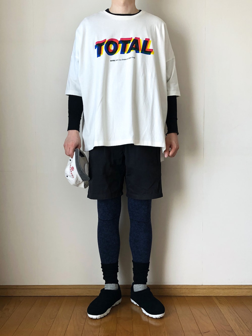 「ニューオーダー、ジョイディヴィジョン、バンドT、ビッグシルエット、オーバーサイズ、プリントT、ロゴT、キャップ、短パン、ショートパンツ、短パン×レギンス、レギンス、エアモック、ごきげんウィーク、休日コーデ」｜「Ray BEAMSのGOOD ROCK SPEED / TOTAL BIG Tシャツ（Tシャツ/カットソー、ホワイト系）」を使った、となりさん（メンズ・179cm）の春コーディネートの1枚目の写真