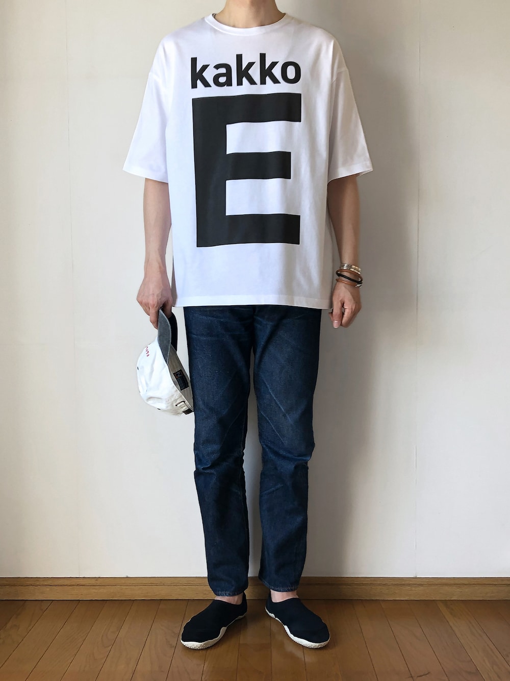 「自作、オリジナルデザイン、自作Tシャツ、ビッグシルエット、ロゴT、プリントT、白Tシャツ、タイポグラフィ、キャップ、ロゴキャップ、アクアソック」｜「Original.のカッコE（Tシャツ/カットソー、ホワイト系）」を使った、となりさん（メンズ・179cm）の秋コーディネートの1枚目の写真