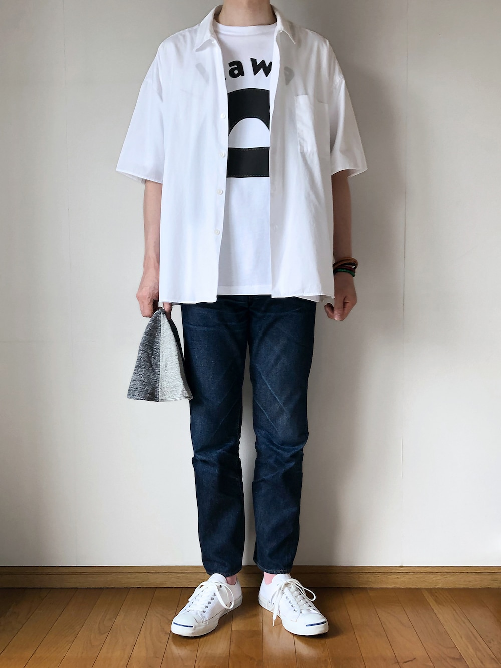 「ロゴT、白シャツ、白スニーカー、ジャックパーセル、オリジナル、白Tシャツ、自作、jack purcell、チューリップハット、タイポグラフィ、オリジナルTシャツ、ピンクソックス、自作Tシャツ」｜「Original.のカワA（Tシャツ/カットソー、ホワイト系）」を使った、となりさん（メンズ・179cm）の秋コーディネートの1枚目の写真